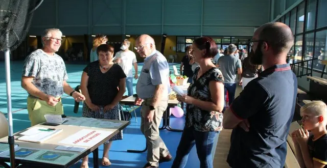 photo  les membres de l’association de pêche du chédouet (à gauche) ont présenté les activités de pêche à l’étang du chédouet.  &copy;  ouest-france 