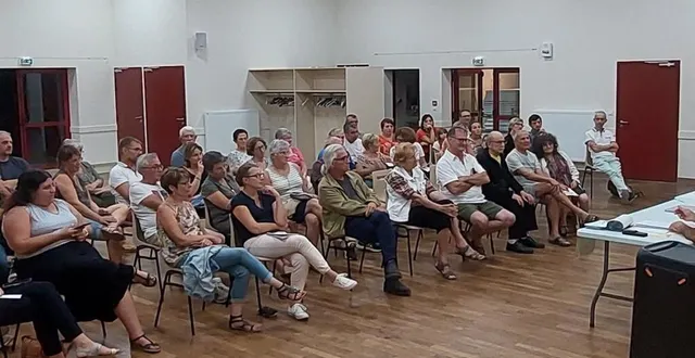 photo  une quarantaine de personnes assistaient à la réunion, mardi soir, pour découvrir le programme complet des trois jours.  &copy;  le maine libre 