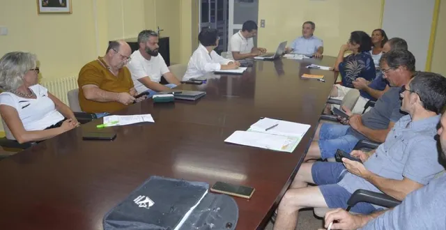 photo  les conseillers municipaux autour du maire, jean-yves denis.  &copy;  le maine libre 