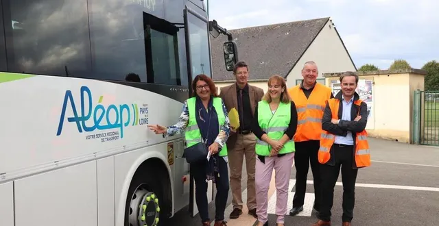 photo  de gauche à droite : béatrice latouche, conseillère régionale déléguée à la mobilité et au transport, christophe papin, principal du collège alfred-de-musset d’écommoy, nathalie muller-esnault, chef du service transport routier aleop72, hervé guillemain, président de la fédération sarthoise du transport de voyageurs et emmanuel cozic, directeur transdev stao72  &copy;  . ouest-france 