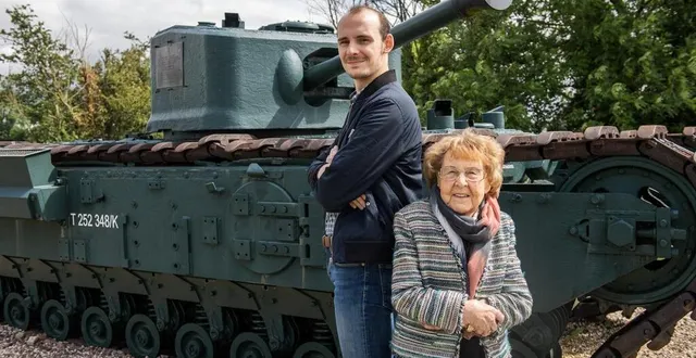 photo  annette lajon et son petit-fils thomas lajon devant un char exposé sur la cote 112 (en anglais : hill 112), située à environ 10 km au sud-ouest de caen (calvados). les combats entre troupes allemandes et anglo-canadiennes y durèrent plus de sept semaines, de juin à août 1944.  &copy;  martin roche, ouest-france 