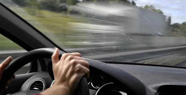 photo  illustration vitesse sur la route.  &copy;  stéphane geufroi / ouest france 