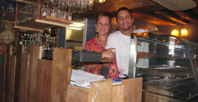 photo  katherine alvarado et son fils devon gèrent ensemble le restaurant le citron bleu.  &copy;  ouest-france 