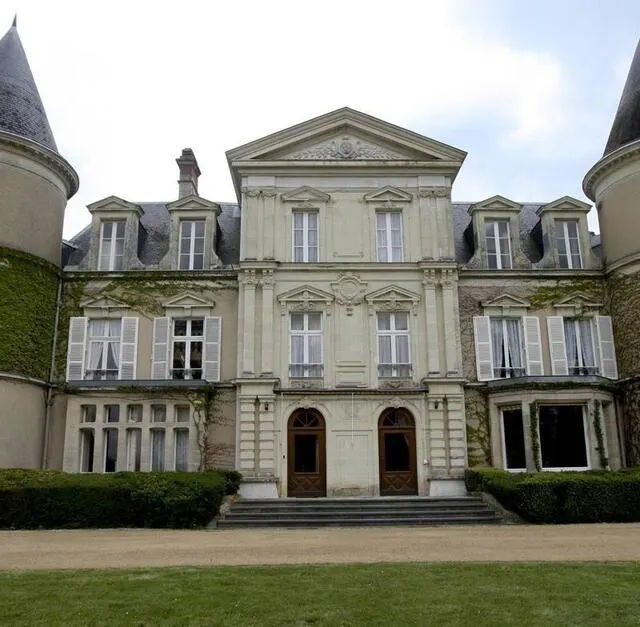photo la reine avait fait étape au château du mesnil lors de son voyage privé en france en 1967.  ©  archives le maine libre yvon loué