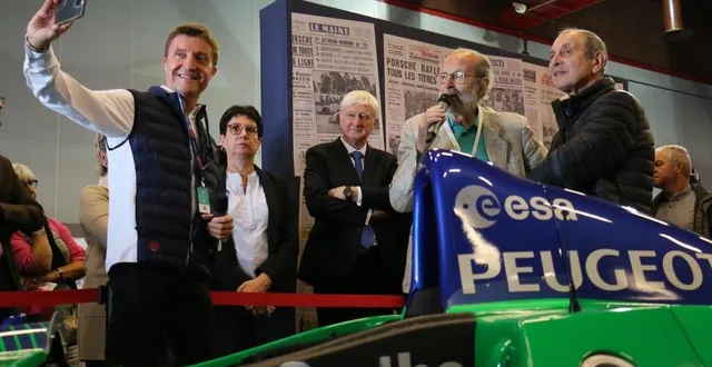 photo  lors de l’inauguration, ce jeudi 8 septembre 2022. henri pescarolo devant l’une de ses voitures. aux côtés d’yves courage, le pilote a pris la pose pour bruno vandestick, le commentateur des 24 heures.  &copy;  ouest-france 