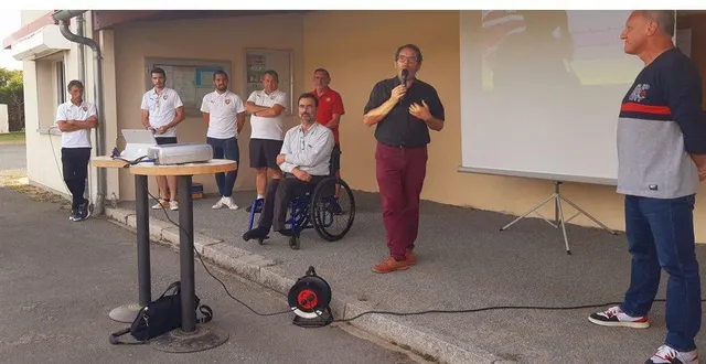 photo  sébastien bédouineau, le président de l’asi à droite, jérome foyer, le maire au micro, son adjoint au sport et à la vie associative, xavier langhade et les autres membres du club. 