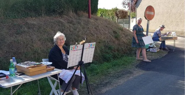 photo  marinette le peillet, magalie joly et michel le peillet, des artistes passionnés dans les rues de briosne-lès-sables.  &copy;  le maine libre 