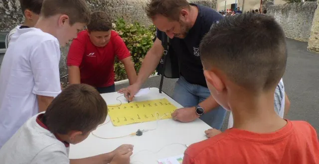 photo  après avoir préparé différents ateliers tout au long de la journée, les élèves étaient prêts à accueillir les parents en fin d’après-midi.  &copy;  le maine libre 