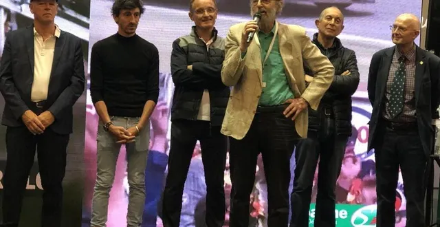 photo  figure incontournable des 24 heures du mans, henri pescarolo, micro à la main, a partagé quelques-uns de ses souvenirs lors de l’inauguration du stand du conseil départemental consacré aux 100 ans de la course. derrière lui, de gauche à droite, des anciens et futurs pilotes auto : sylvain boulay, louis rossi, patrick bourdais et yves courage.  &copy;  photo le maine libre 