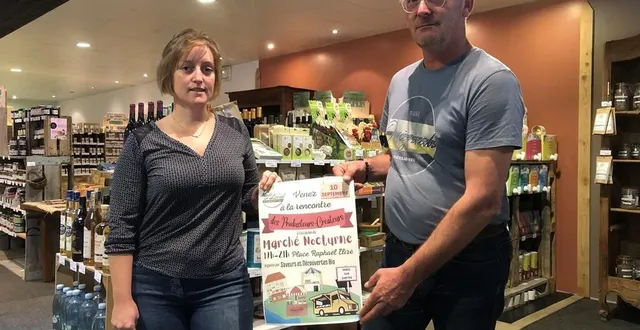 photo  maud chatenet et david brochard, gérants de saveurs et découvertes bio, sont à l’origine du marché nocturne, samedi 10 septembre 2022, sur la place raphaël-elizé, de 17 h à 21 h.  &copy;  ouest-france 