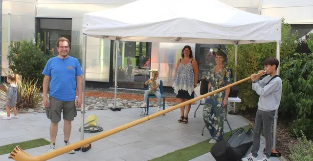 photo  angélique touchard et sandrine debaugé ici au centre et en compagnie d’un professeur qui initie un jeune au cor des alpes.  &copy;  ouest-france 
