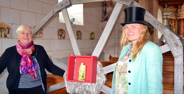 photo  brigitte vaidis et l’artiste zoïa skoporadenko lors de l’édition 2021.  &copy;  archives le maine libre 