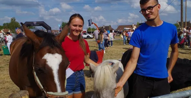 photo  l’association des 2 equi-libres présentait huit équidés au comice. ici avec isaé drouin et angel descamps, deux de ses chevilles ouvrières.  &copy;  le maine libre 