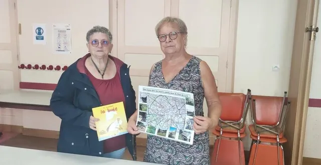 photo  marie henriette laurent présente le livre « la buée » et pierrette clément la carte du pays lucéen des lavoirs.  &copy;  photo le maine libre 