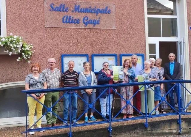 photo c’est sur le perron de la salle alice-gagé personnage célèbre de la commune que les animateurs du patrimoine se sont retrouvés pour finaliser le programme  ©  le maine libre