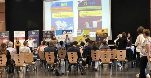 photo  lors du passage du «cv tour» à sablé-sur-sarthe, jeudi 8 septembre 2022, les employeurs présents se sont fait expliquer les principes du groupement qui offre une flexibilité intéressante.  &copy;  ouest-france 