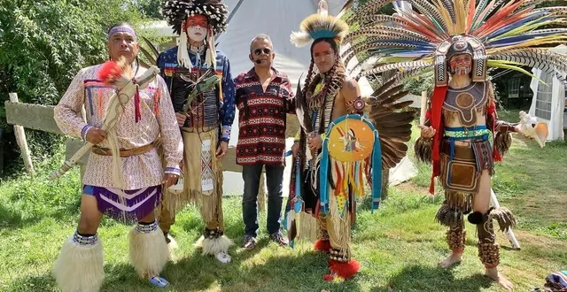 photo  jean lemoro en compagnie de plusieurs amérindiens au milieu des tipis, lors d’un précédent rassemblement, à brûlon.  &copy;  jean lemoro 