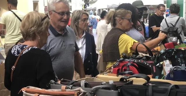 photo  le mans, samedi 10 septembre 2022. partout dans les rues et les places du centre-ville, des bonnes affaires et des clients qui ont su les dénicher.  &copy;  le maine libre 