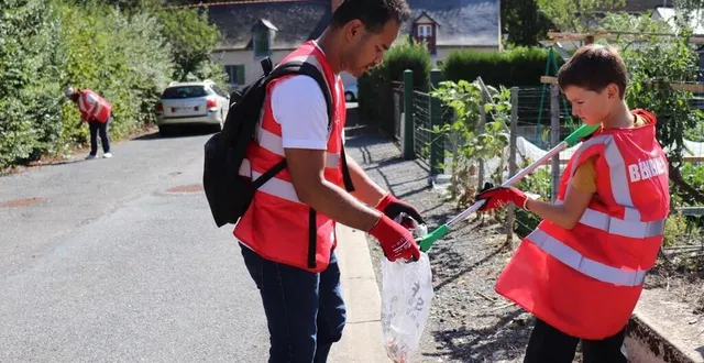 photo  vienne ean (à gauche), trésorier de natur’enmaine, a participé au ramarchage, samedi 10 septembre à bazouges-cré-sur-loir, avec plusieurs volontaires.  &copy;  ouest-france 