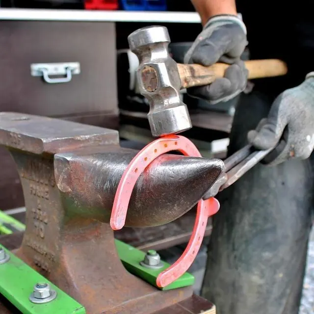 photo à l’arrière de son camion, vincent dispose de tout l’équipement pour travailler les fers.  ©  ouest-france