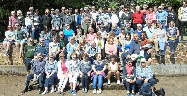 photo  une photo de famille des échanges franco-britanniques, prise en 2018, lors d’une halte à la salle leboucher et au théâtre de verdure.  &copy;  archives ouest-france 