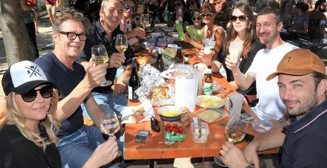 photo  pause très conviviale pour le pique-nique du midi, qui débordait de l’avenue jeanne-d’arc jusqu’aux parties ombragées du jardin du mail.  &copy;  ouest-france 