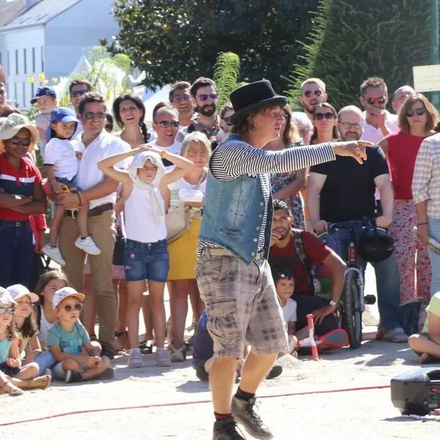 photo yago le magicien, l’un des artistes du « off » qui font aussi partie de l’identité du festival.  ©  ouest-france