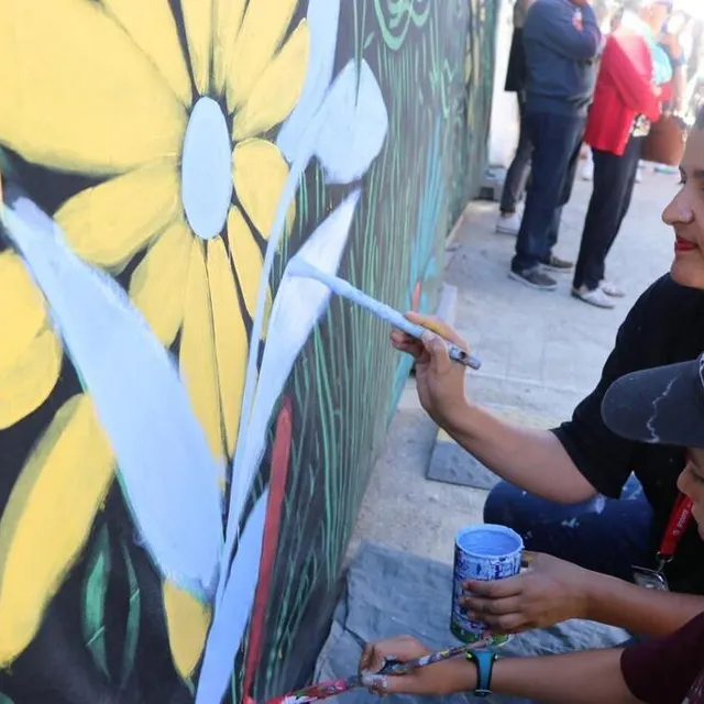 photo l’artiste plasticienne nantaise cécile auregan (photo) a planté le décor du jardin des saveurs, jardin du mail, en installant huit fresques, à compléter par les festivaliers.  ©  ouest-france