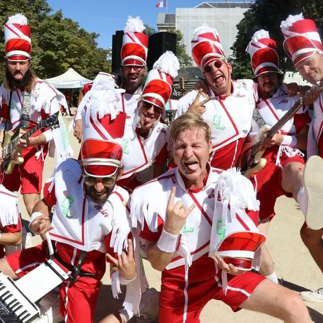 photo inusable green line marching band, qui change juste de costumes entre deux représentations, en conservant la même intensité et la même envie.  ©  ouest-france