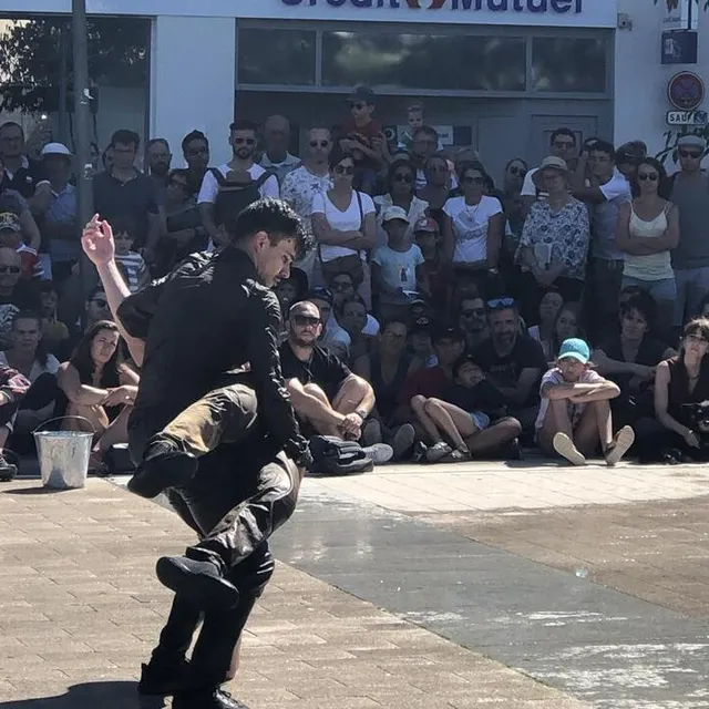 photo avec meeting point, la compagnie ertza a offert un moment émouvant, place lorraine.  ©  ouest-france