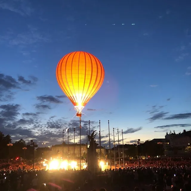 photo ce n’était pas dimanche, mais samedi soir : la montgolfière d'« exit », de la compagnie inextremiste, a finalement décollé, place leclerc, malgré l’interdiction de la préfecture.  ©  ouest-france