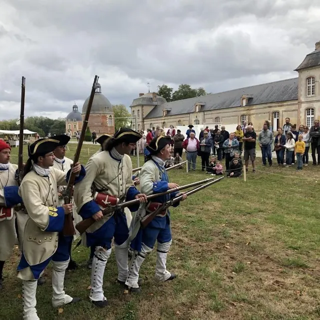 photo le public assiste à des démonstrations de techniques et de tactiques militaires du xviiie siècle.  ©  ouest-france