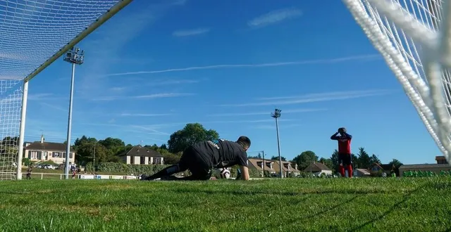 photo  adrian gouffé arrête le tir d’antoine ango.  &copy;  arnaud despelchain 
