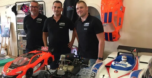 photo  le club modélisme auto 72, présidé par martin venance (au centre), lance leur projet de création d’une piste en sarthe avec leur nouvelle association.  &copy;  le maine libre 