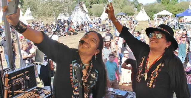 photo  le duo du groupe de musique équatorienne raza inka a fait danser le public réuni au milieu des tipis, dimanche 11 septembre 2022, à brûlon.  &copy;  ouest-france 