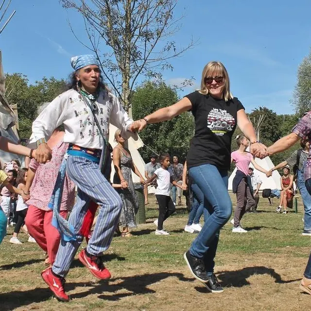 photo la danse en rond sur la musique du duo raza inka a donné lieu  un beau moment de communion.  ©  ouest-france
