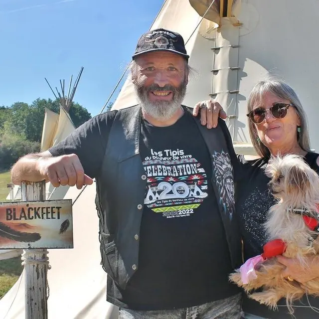 photo éric et lydie, passionnés par l'univers amérindien, sont venus des côtes-d'armor pour participer à la fête d'anniversaire des tipis de brûlon.  ©  ouest-france