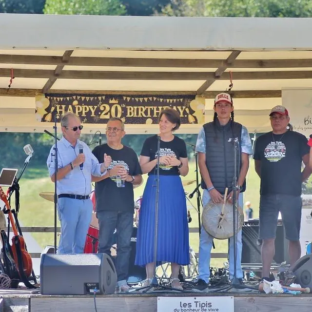 photo daniel coudreuse, le maire de brûlon, est monté sur scène aux côtés de jean lemoro et des natifs venus d'outre-atlantique pour l'occasion.  ©  ouest-france
