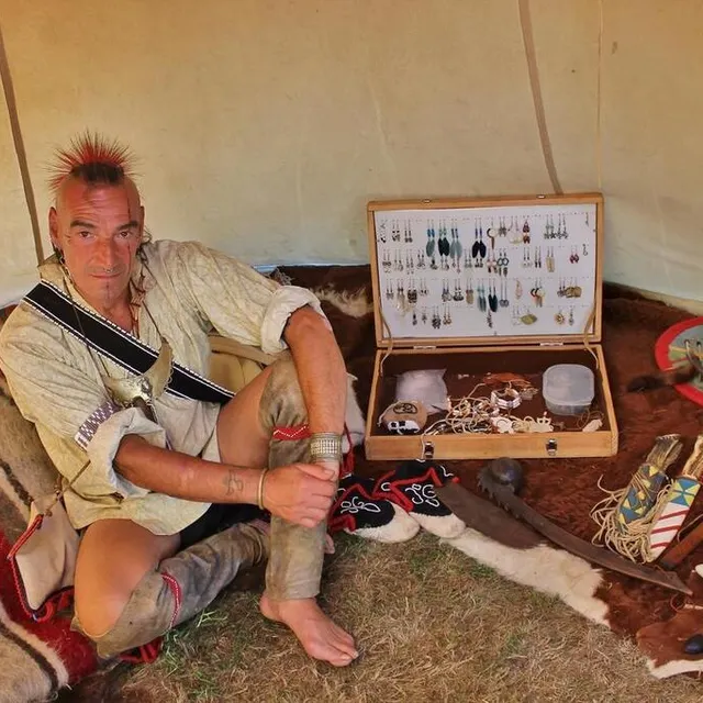 photo vêtu en habits traditionnels, pascal accueillait le public dans son tipi d'exposition, replongeant dans le quotidien des indiens au xviiie siècle.  ©  ouest-france