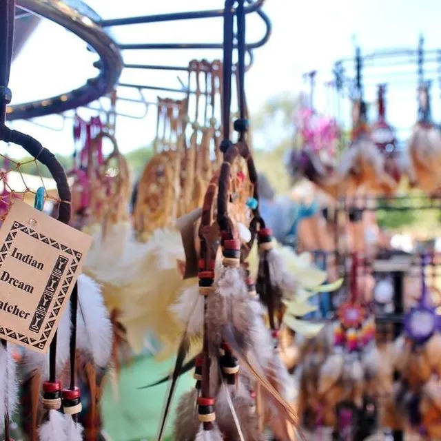 photo des stands proposaient des articles sur l'univers amérindien comme les fameux attrape-rêves.  ©  ouest-france