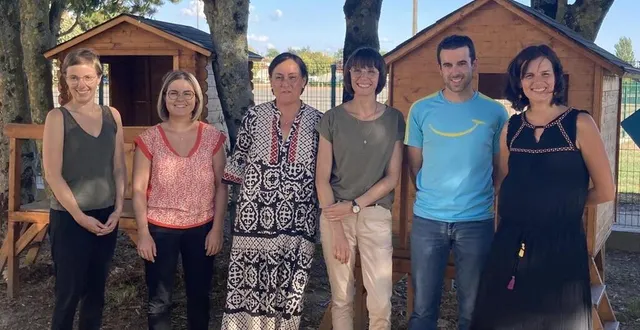photo  émeline dion, marion abellard, sophie bidet-enon, kathy quignon, cédric sechet et cécile le fustec réunis au centre social de chemillé pour finaliser le projet d’aide  &copy;  ouest-france 