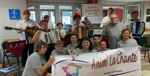 photo  l’association « anim’lachante » a fait venir l’amicale accordéoniste mancelle pour animer l’après-midi.  &copy;  le maine libre 