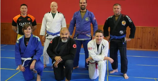 photo  benoît milcent, président, debout 2e à droite, accompagné des membres du club.  &copy;  le maine libre 