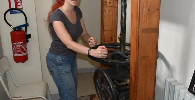 photo  marina utilise des anciens outils, ici une presse.  &copy;  le maine libre 