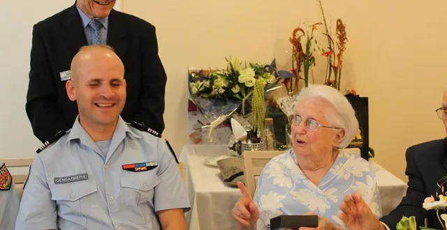 photo  solange alexandre à l’écoute du colonel de la follye de joux.  &copy;  le maine libre 