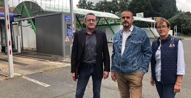 photo  francis pousse (à gauche), président du syndicat mobilians, soutient alain trudelle et ludivine gasteau, dont le centre de lavage de ruaudin est à l’arrêt depuis le 27 juillet dernier.  &copy;  le maine libre 