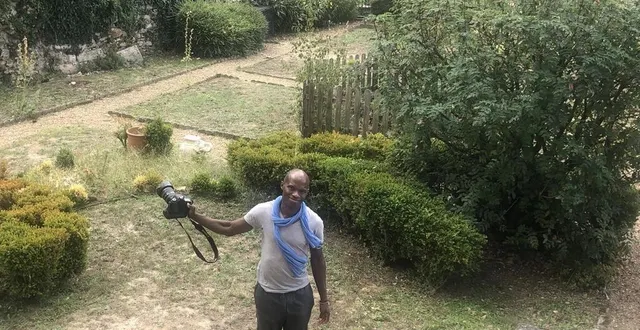 photo  le ?photographe jonas missaye, dont le studio est installé dans l’hôtel de courcival au mans (sarthe), donnera pour la première fois accès à son jardin avec vue imprenable sur l’église saint-benoit.  &copy;  ouest-france 