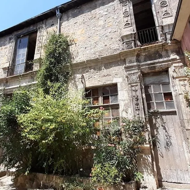 La façade arrière de l’hôtel Pérot, avec ses écrevisses sculptées sur les rinceaux autour des ouvertures. Ouest-France photo la façade arrière de l’hôtel pérot, avec ses écrevisses sculptées sur les rinceaux autour des ouvertures. © ouest-france