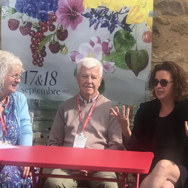 Aileen Sharpe, la nouvelle présidente d’Entre cours et jardins avec Dominique Jean, responsable des bénévoles, et la chanteuse Diana Higbee. Ouest-France photo aileen sharpe, la nouvelle présidente d’entre cours et jardins avec dominique jean, responsable des bénévoles, et la chanteuse diana higbee. © ouest-france