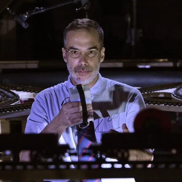 photo dans le spectacle « track », laurent duprat compose de la musique en se servant des sons de trains électriques.  ©  frederic desmesure